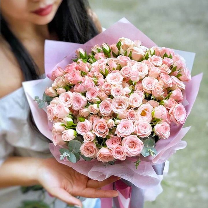 Кустовые розы с эвкалиптом в Великом Новгороде