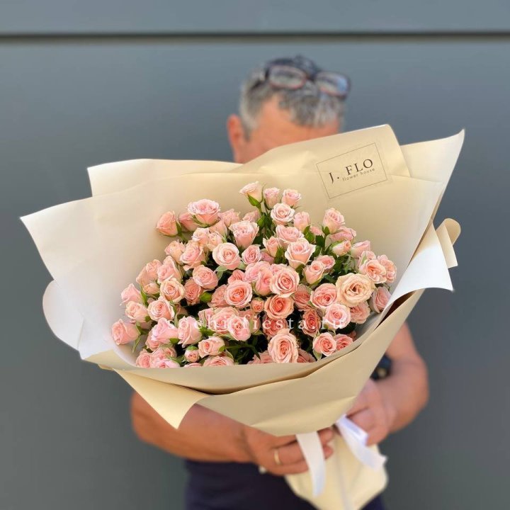 Кустовые розы леди в Великом Новгороде