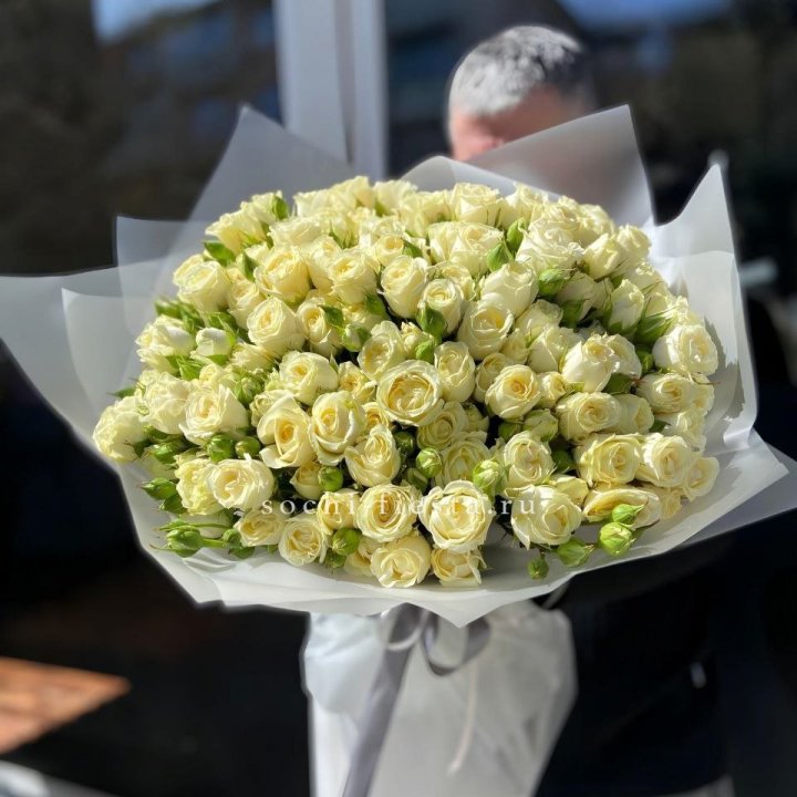 Белые кустовые розы 31 шт в Великом Новгороде