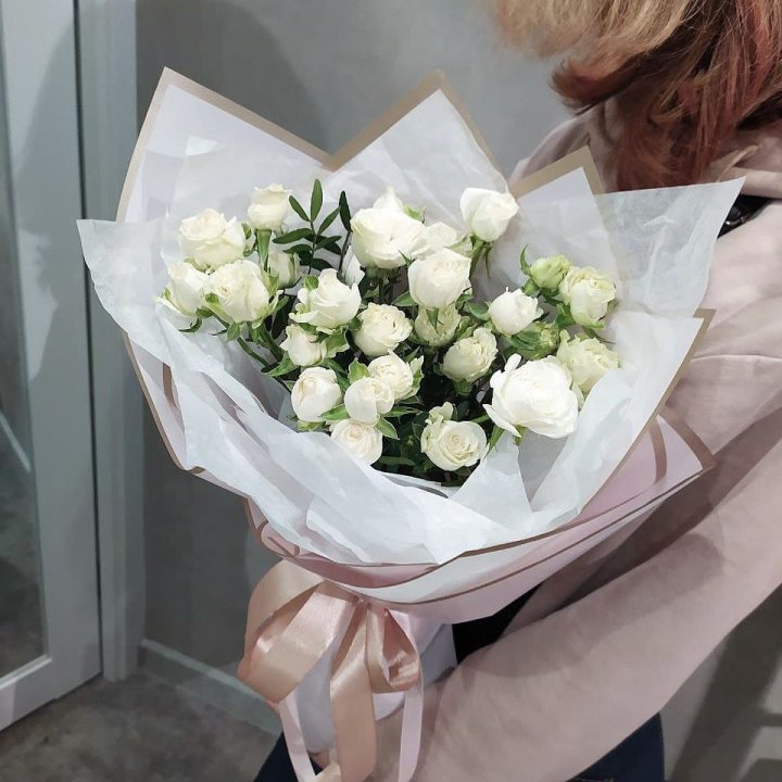 Белоснежные кустовые розы в Великом Новгороде