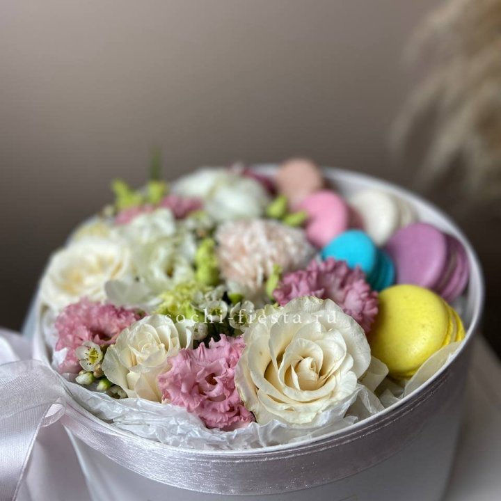 Цветы в цилиндре с макаронс "Прованс" в Великом Новгороде