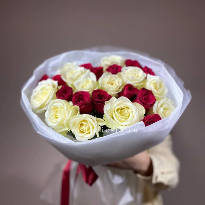 Букет их красных и белых 25 роз в Великом Новгороде
