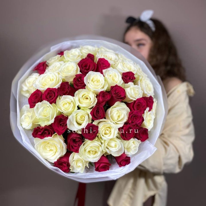 Микс из 55 роз в Великом Новгороде