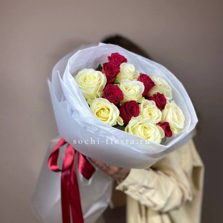 Букет из красных белых 15 роз в Великом Новгороде