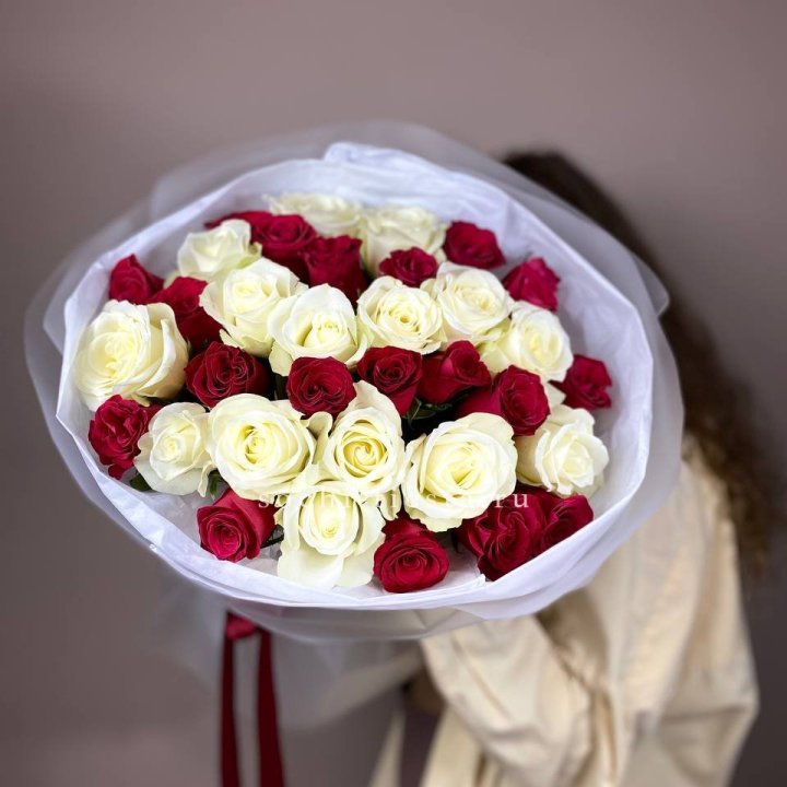 Букет из красных белых 35 роз в Великом Новгороде