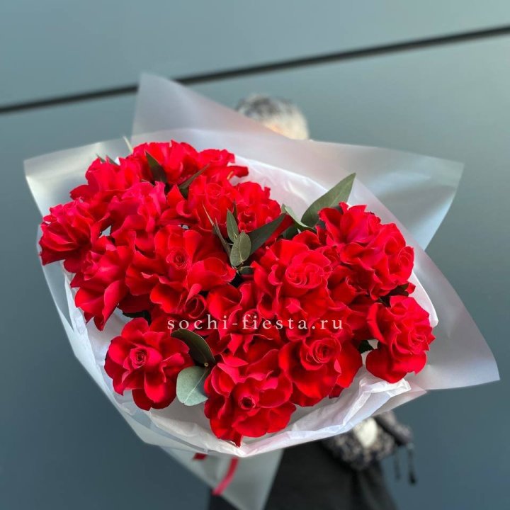 21 Красная французская роза в Великом Новгороде