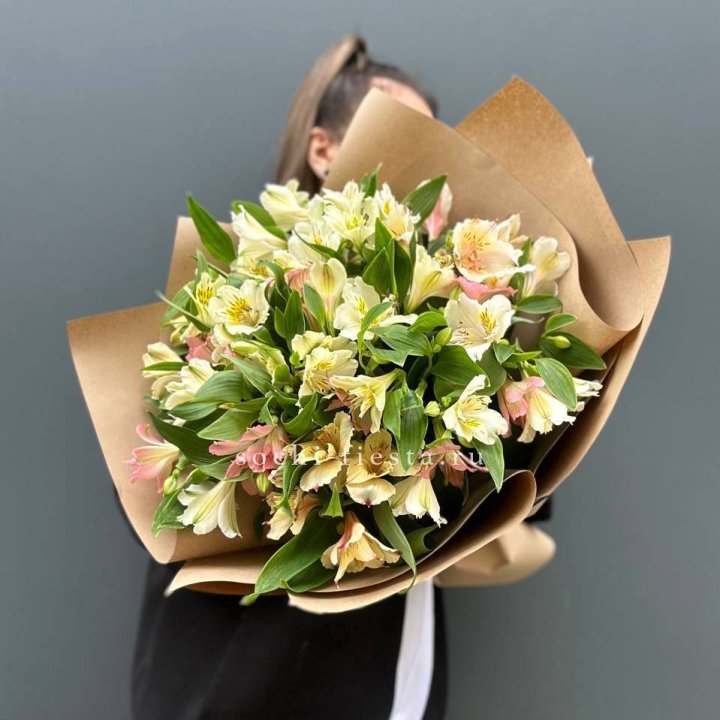 Букет альстромерий в крафте в Великом Новгороде