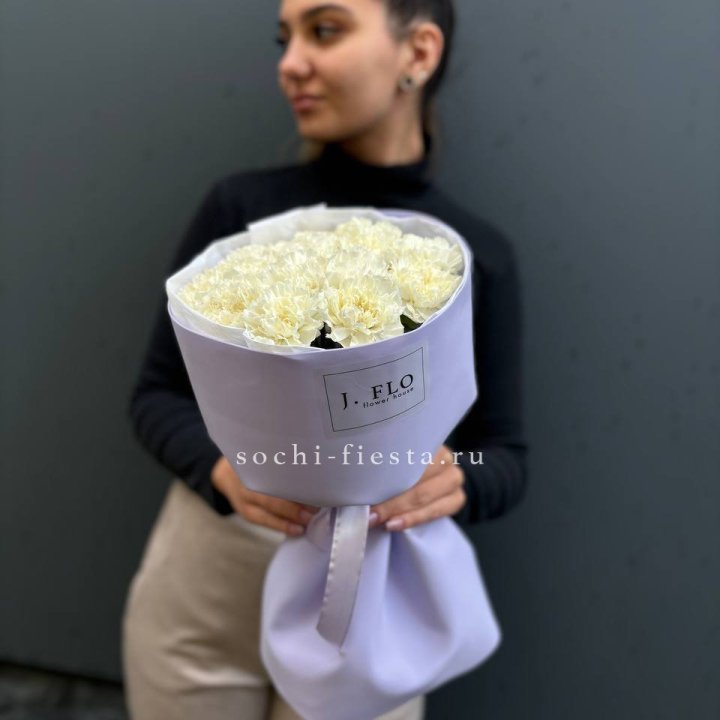 Букет белых диантусов в Великом Новгороде