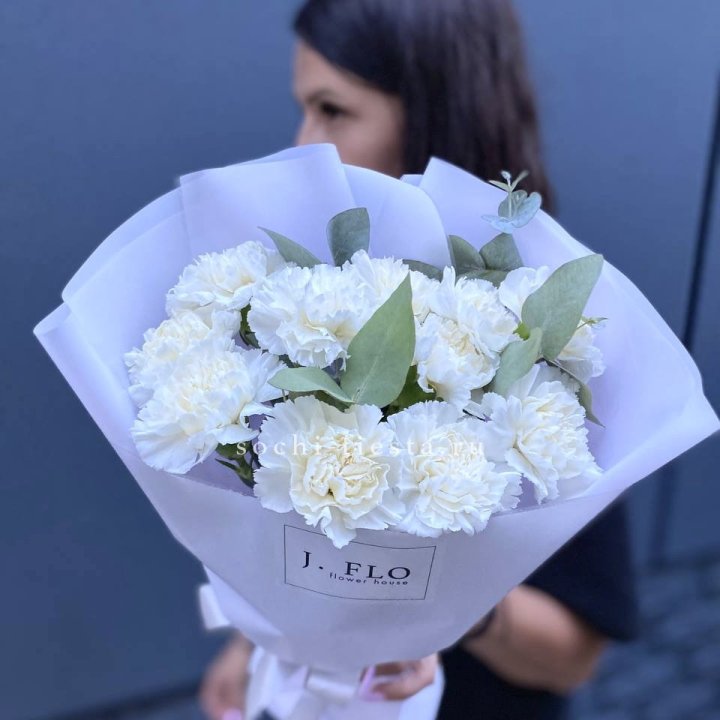 Букет белых диантусов с эвкалиптом в Великом Новгороде