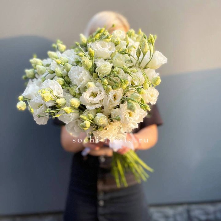 Букет эустом под ленту  в Великом Новгороде