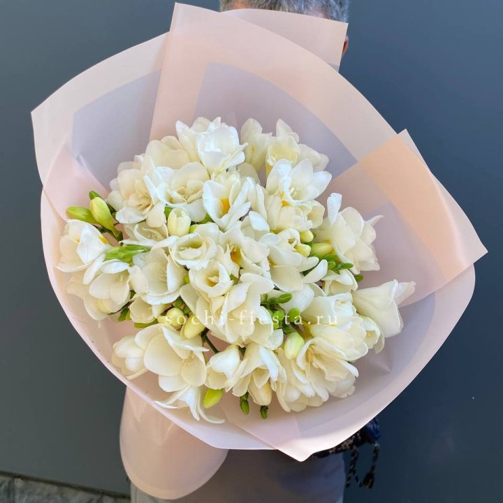 Букет белых фрезий  в Великом Новгороде