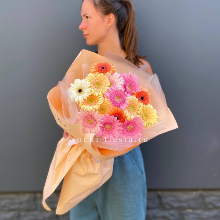 Букет разноцветных гербер в Великом Новгороде