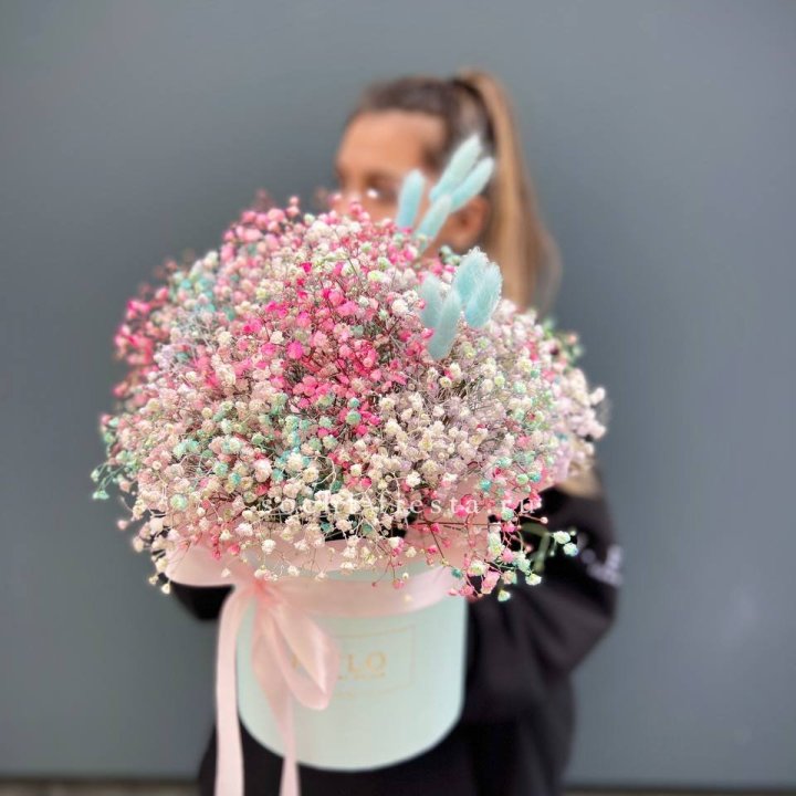 9 Радужных гипсофилы в шляпной коробке в Великом Новгороде