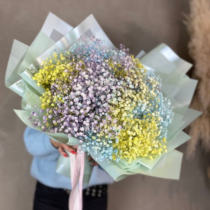 Букет радужных гипсофил в Великом Новгороде