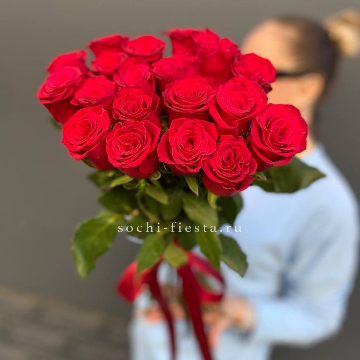 19 красных роз в Великом Новгороде