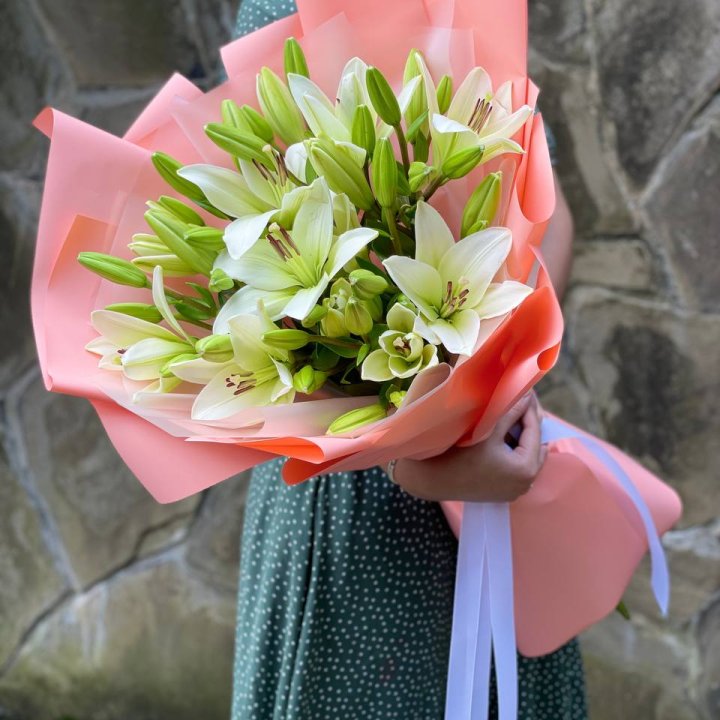 Букет из 7 белых лилий в Великом Новгороде