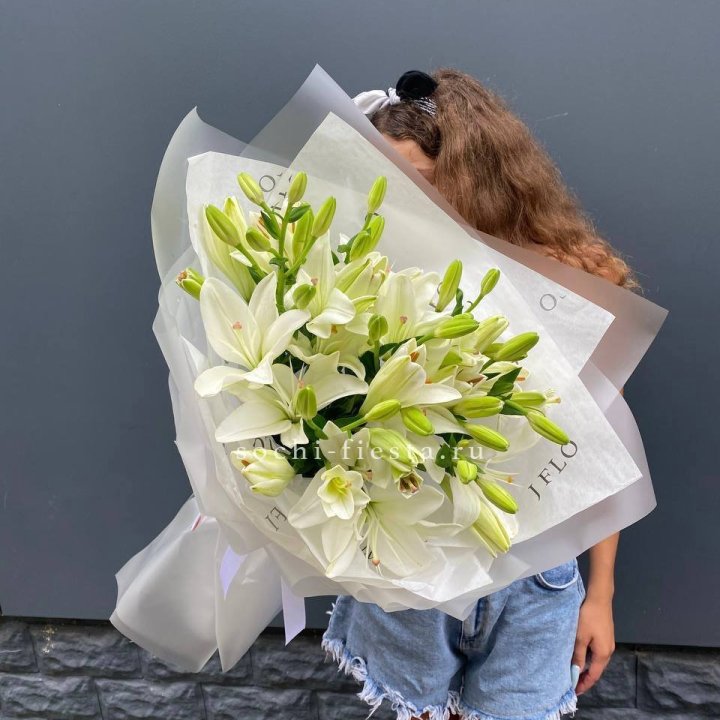 Букет  лилий "Воздушный"  с доставкой в Великом Новгороде