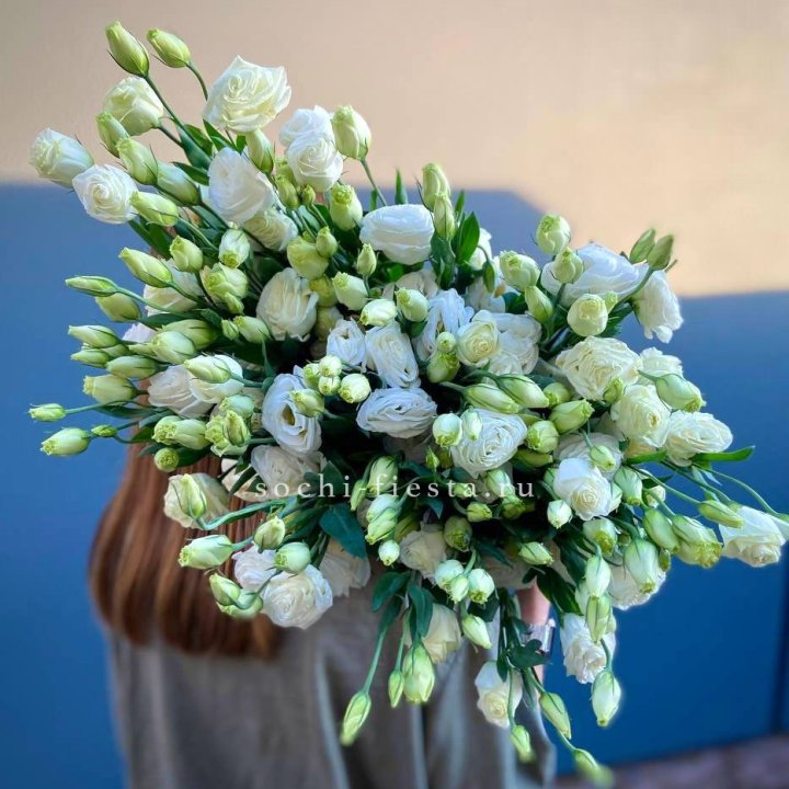 Охапка эустомы в Великом Новгороде