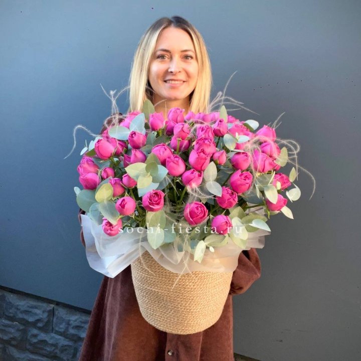 Пионовидные розы  в джутовом кашпо  в Великом Новгороде