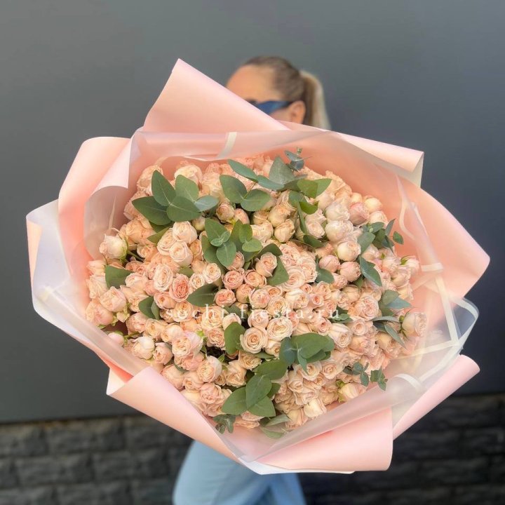 101 кустовая роза с эвкалиптом в Великом Новгороде