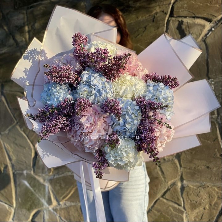 Букет гортензии с сиренью в Великом Новгороде