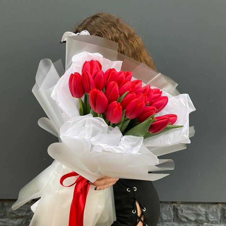  25 красных воздушных тюльпанов в Великом Новгороде