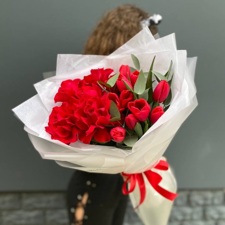 Дуо тюльпаны и розы в Великом Новгороде