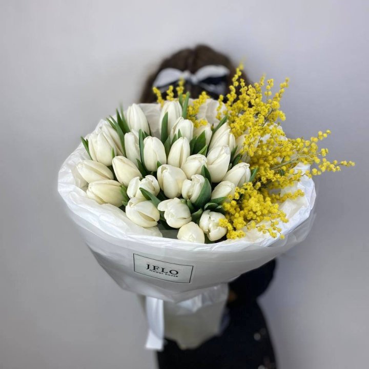 Дуо тюльпан и мимоза в Великом Новгороде