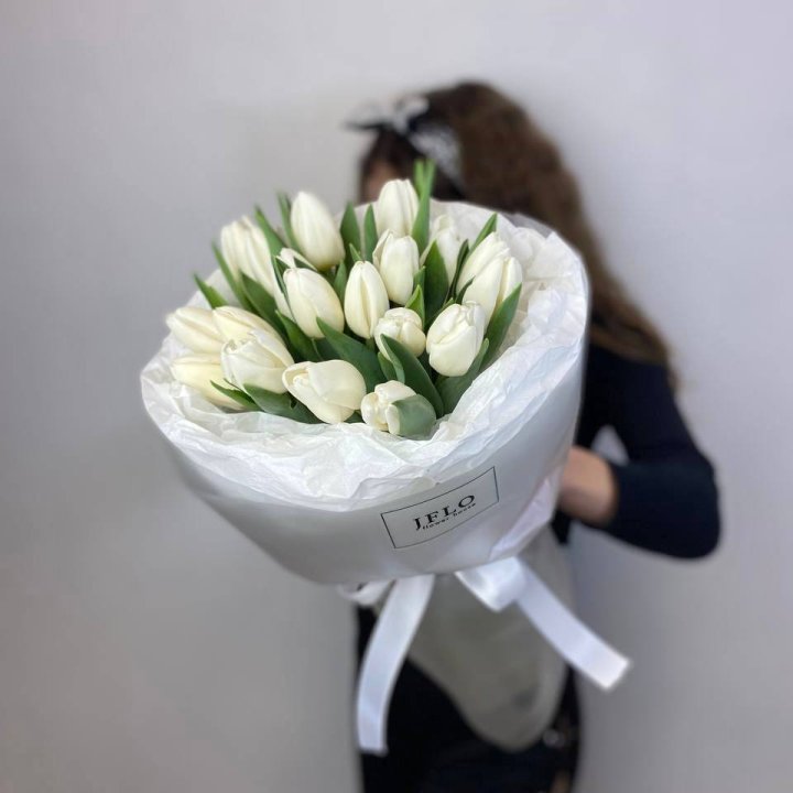  19 белых воздушных тюльпанов в Великом Новгороде