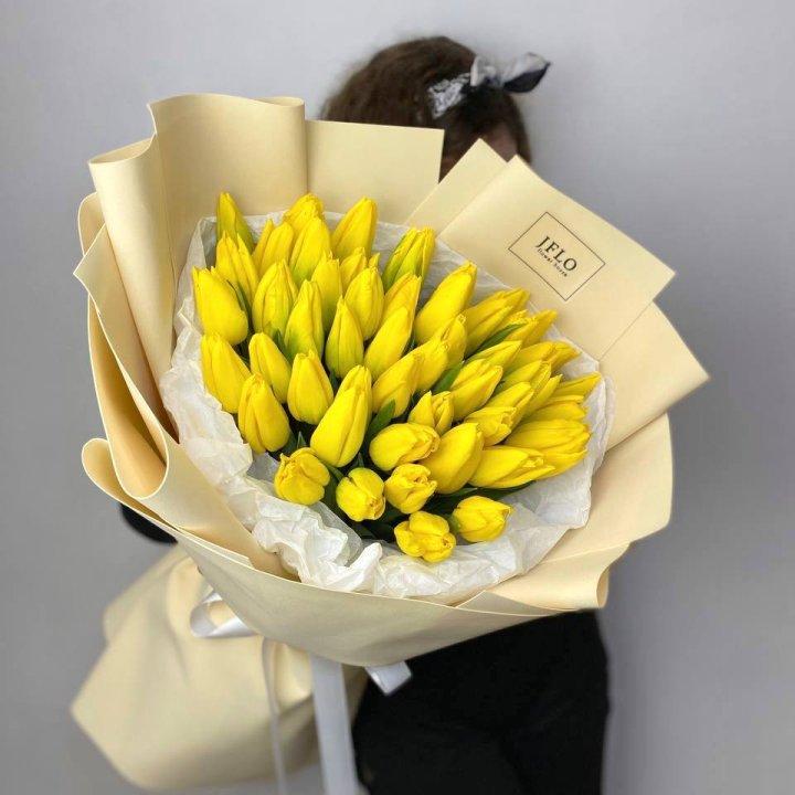 51 жёлтый тюльпан в Великом Новгороде