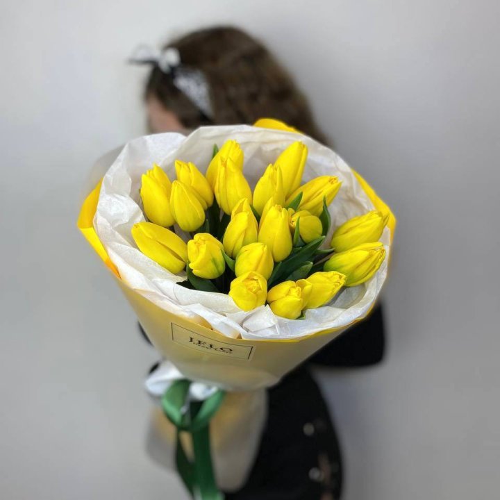  19 жёлтых тюльпанов в Великом Новгороде