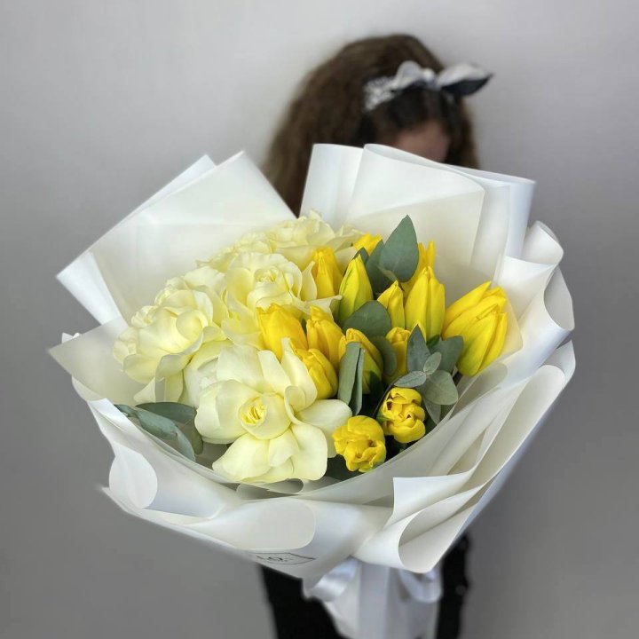 Дуо жёлтые тюльпаны и розы в Великом Новгороде