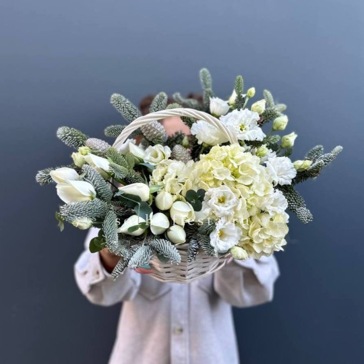 Новогодняя корзина с цветами в Великом Новгороде