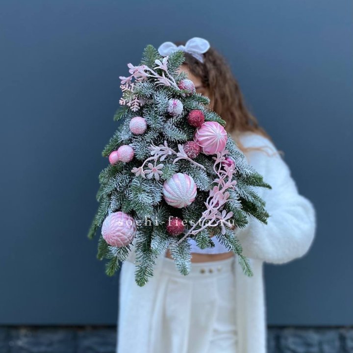 Новогодняя елочка "Розе" в Великом Новгороде