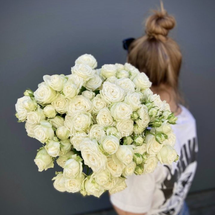 Охапка кустовых роз бомбастик  в Великом Новгороде