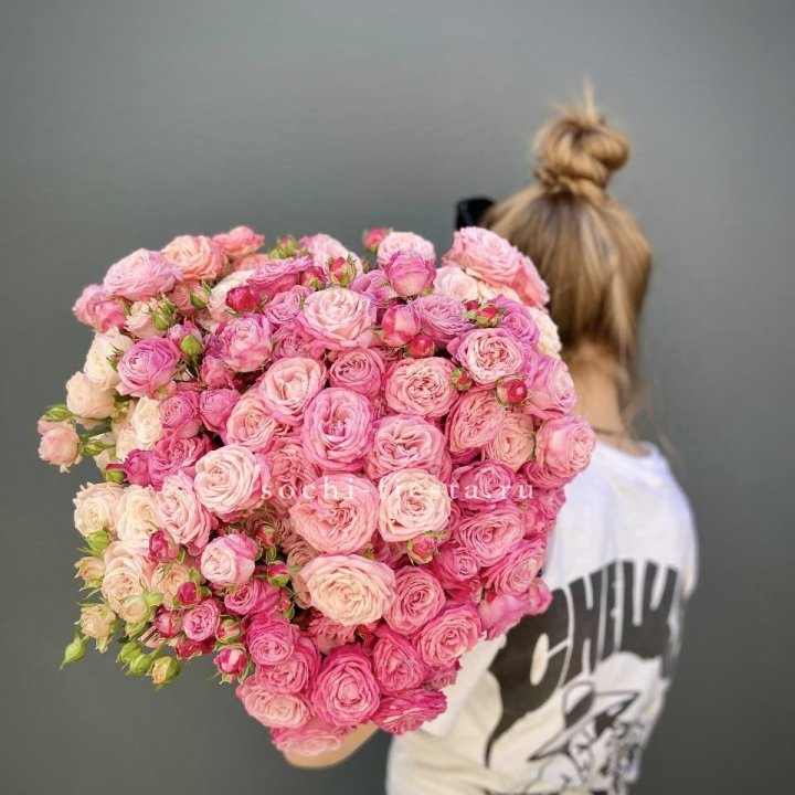 Охапка кустовых роз бомбастик пинк в Великом Новгороде