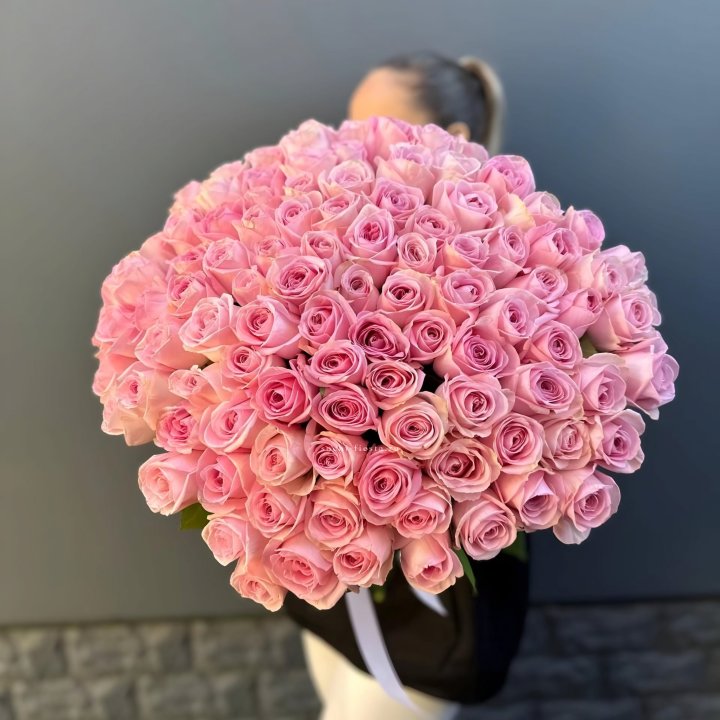 Охапка из 101 розовой розы в Великом Новгороде