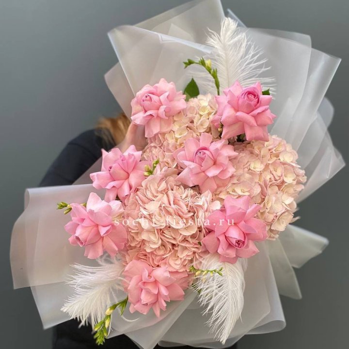  Букет  из гортензий и розовых роз в Великом Новгороде