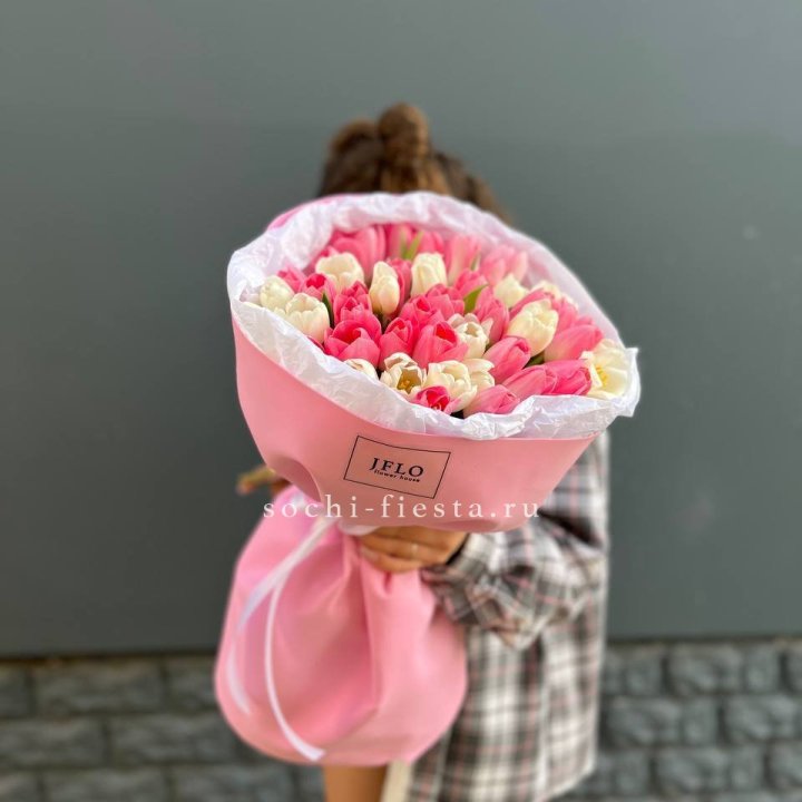 51 бело-розовый тюльпан в Великом Новгороде