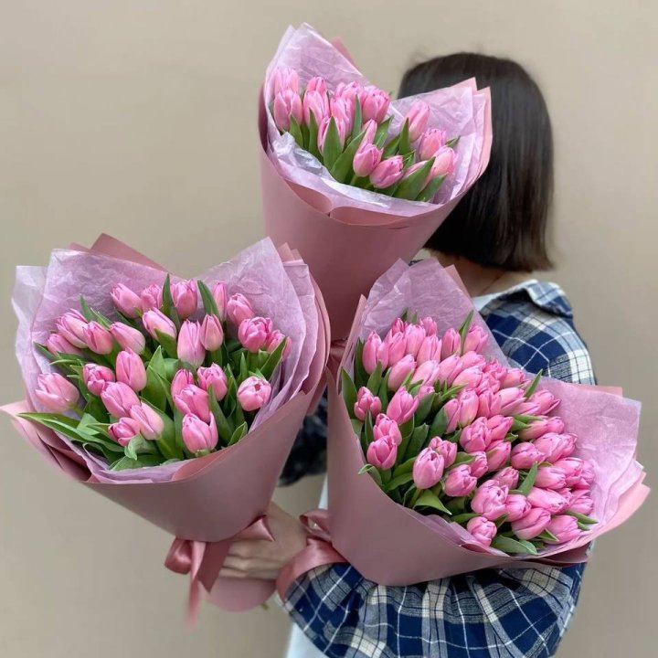 Букет розовых тюльпанов в Великом Новгороде