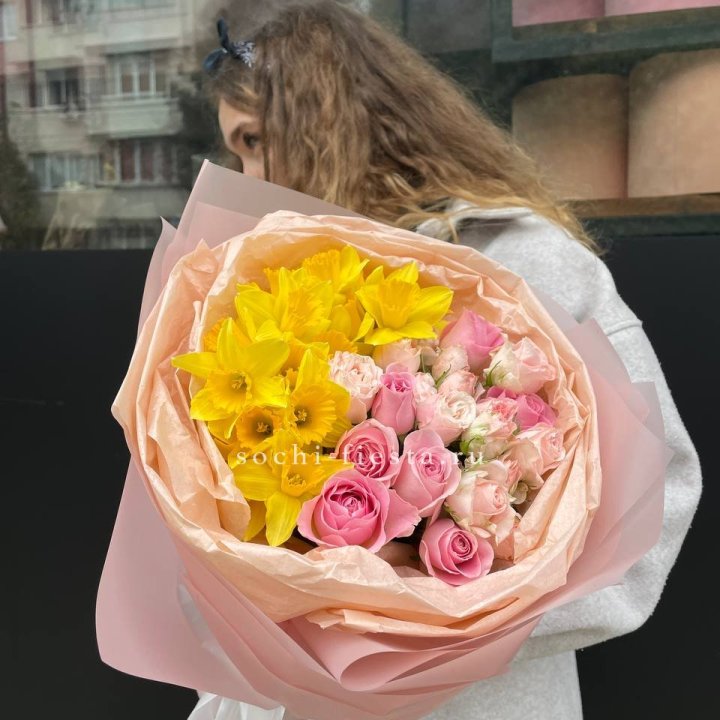 Букет роз и нарциссов в Великом Новгороде