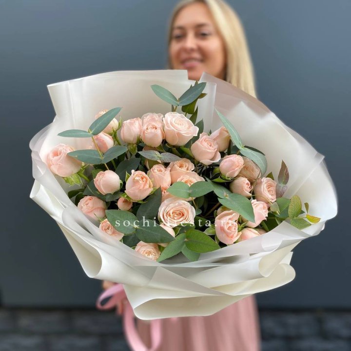 Букет кустовых роз "Фреш" с доставкой в Великом Новгороде