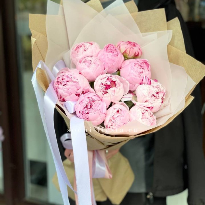 11 пионов в оформлении в Великом Новгороде