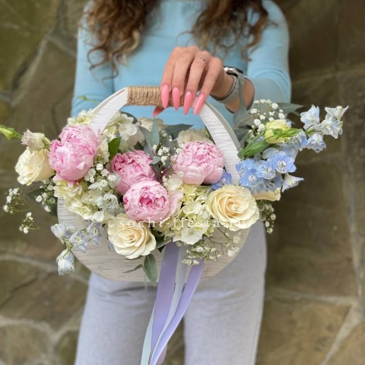 Ящик с пионами в Великом Новгороде