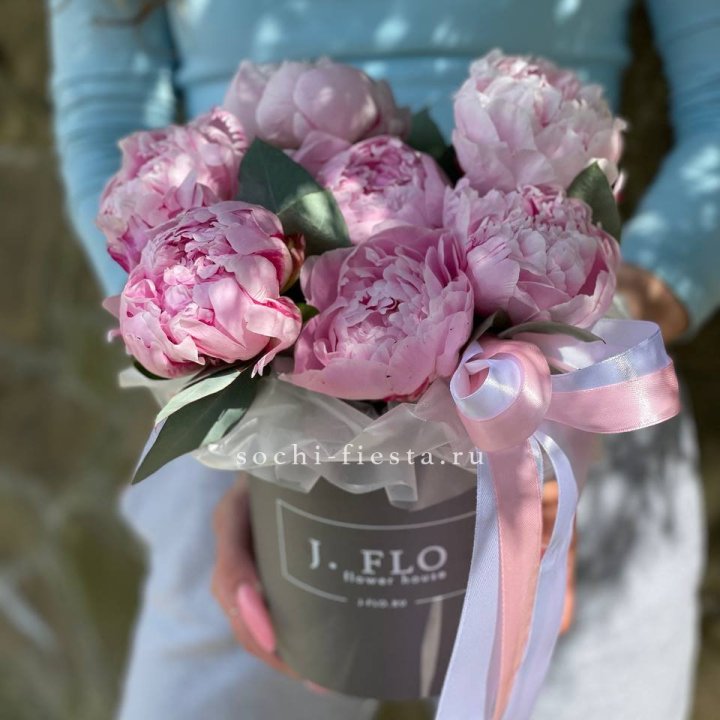 Цилиндр пионов с эвкалиптом в Великом Новгороде