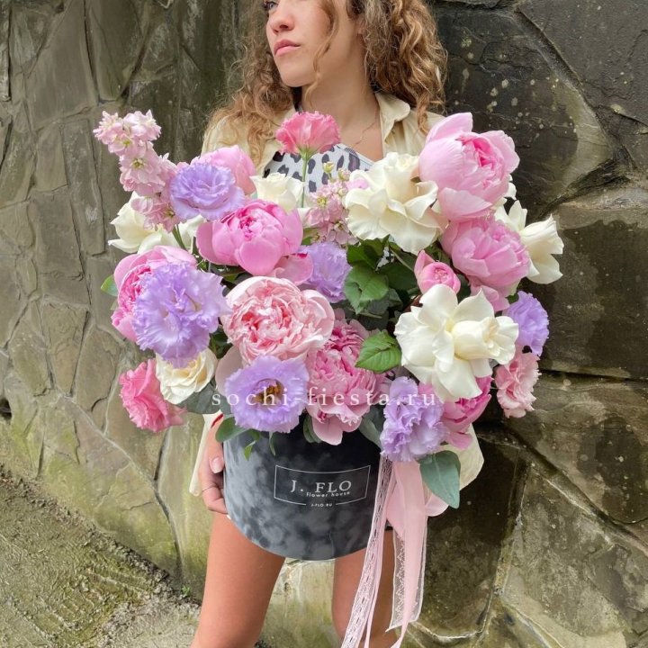 Дизайнерский цилиндр с пионами в Великом Новгороде