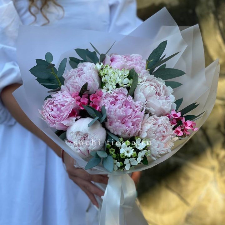 7 зефирных пионов с эвкалиптом в Великом Новгороде