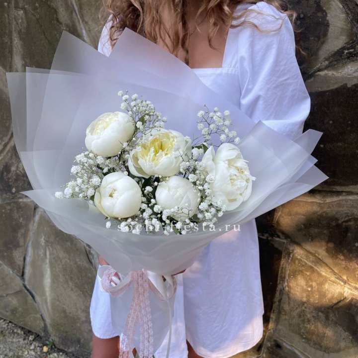 Букет белых пионов "Файв" в Великом Новгороде