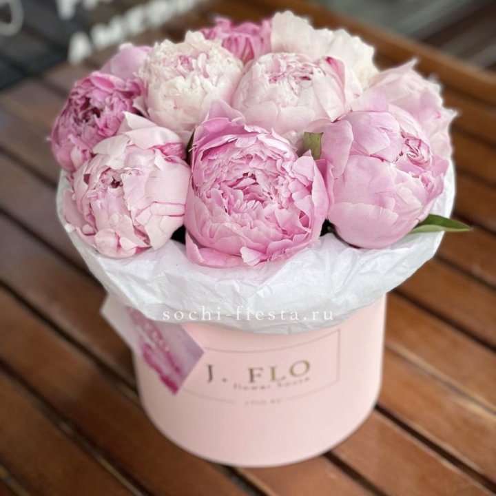 Цилиндр с пионами "Лилу" в Великом Новгороде