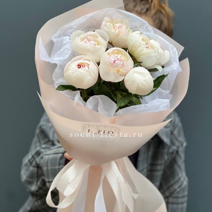 Букет белых пионов в Великом Новгороде